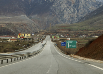 “Milot-Morinë”, probleme me mirëmbajtjen, MIE e nxjerr me tejkalim plani: Koncesionari po sakrifikon nga të ardhurat e veta